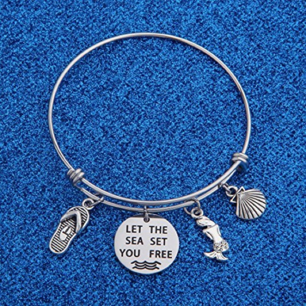 🌊 Stainless steel charm bracelet